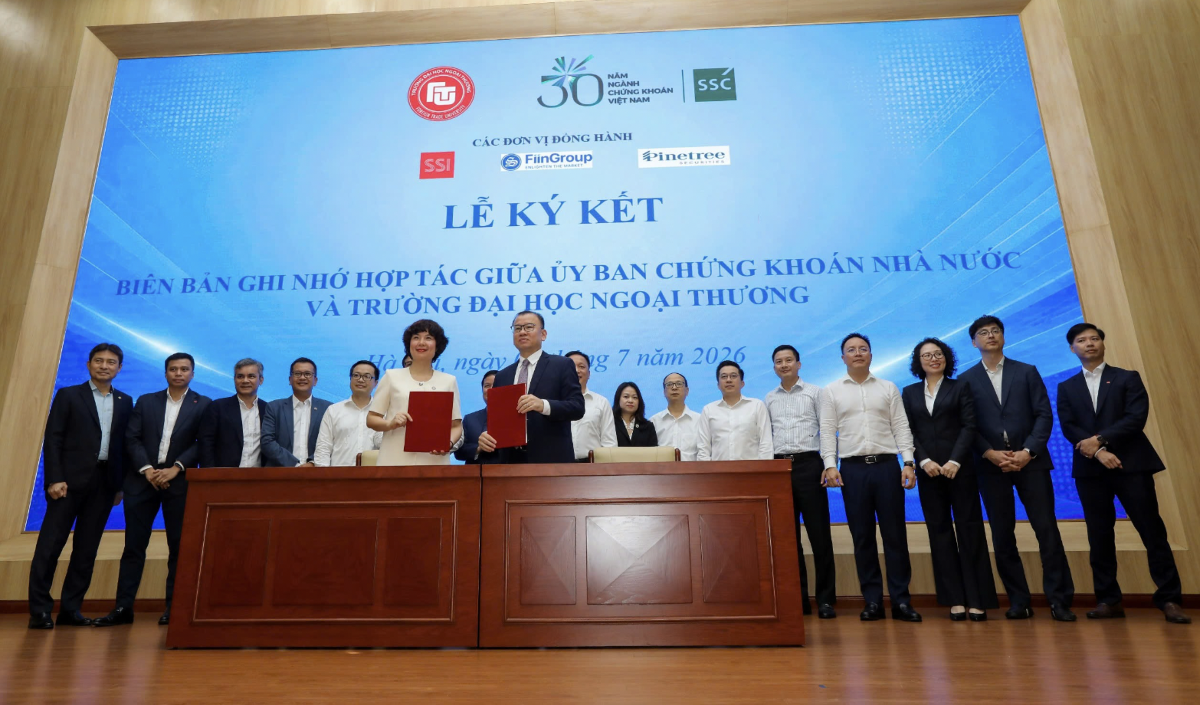 Ủy ban Chứng khoán Nhà nước tổ chức Lễ ký kết Biên bản ghi nhớ hợp tác với Trường Đại học Ngoại thương và Học viện Tài chính. Ảnh: Việt Dũng.