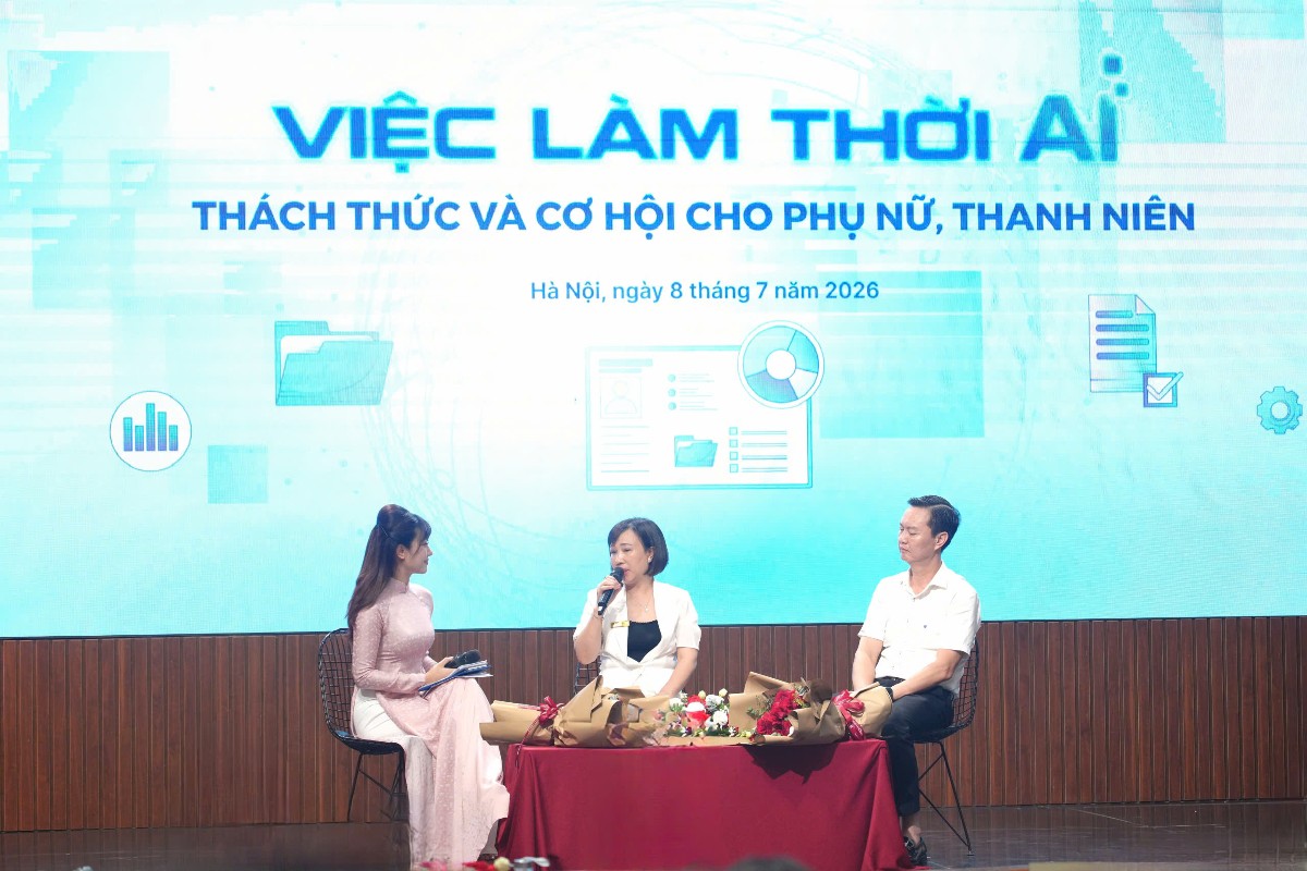 Chuyên gia chia sẻ tại tọa đàm.
