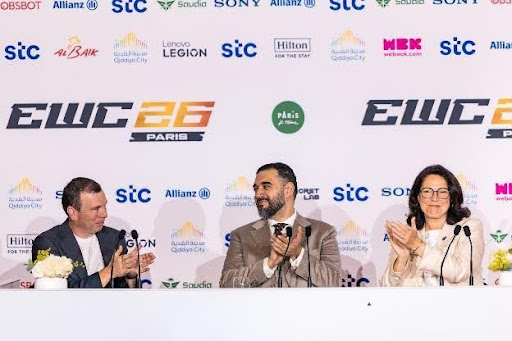 (Từ trái sang phải) Ông Ralf Reichert, Tổng Giám đốc của Esports Foundation; Hoàng tử Faisal bin Bandar bin Sultan, thành viên Hội đồng Quản trị của Esports Foundation; và Bà Marina Ferrari, Bộ trưởng Bộ Thể thao, Thanh niên và Đời sống Cộng đồng Pháp phát biểu tại buổi họp báo khai mạc Esports World Cup 2026 tại Paris.
