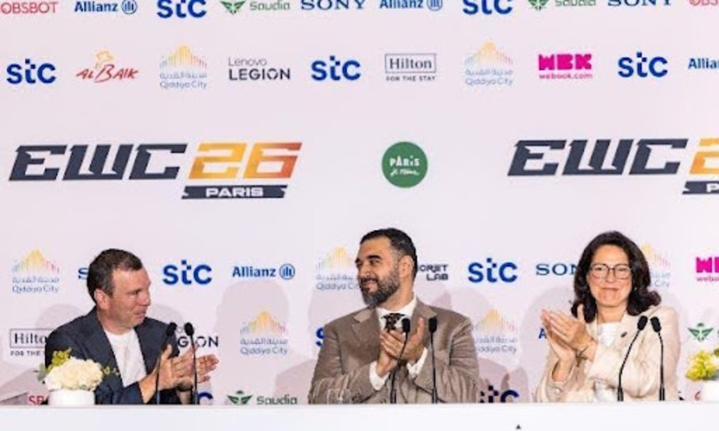 (Từ trái sang phải) Ông Ralf Reichert, Tổng Giám đốc của Esports Foundation; Hoàng tử Faisal bin Bandar bin Sultan, thành viên Hội đồng Quản trị của Esports Foundation; và Bà Marina Ferrari, Bộ trưởng Bộ Thể thao, Thanh niên và Đời sống Cộng đồng Pháp phát biểu tại buổi họp báo khai mạc Esports World Cup 2026 tại Paris.