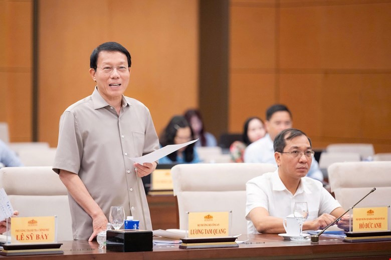 Đại tướng Lương Tam Quang, Bộ trưởng Bộ Công an báo cáo tại Phiên họp. Ảnh: Quốc hội.