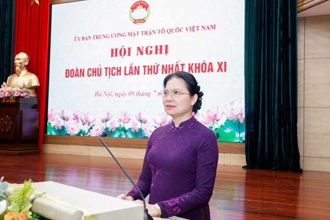 Bà Hà Thị Nga, Ủy viên Trung ương Đảng, Phó Chủ tịch - Tổng Thư ký Ủy ban Trung ương Mặt trận Tổ quốc Việt Nam trình bày tờ trình. Ảnh: Mặt trận.
