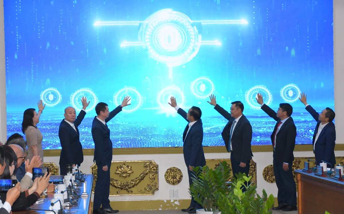 Đại biểu thực hiện nghi thức ra mắt Hạ tầng Xúc tiến Đầu tư trên môi trường số TP. Hồ Chí Minh.