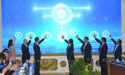 Đại biểu thực hiện nghi thức ra mắt Hạ tầng Xúc tiến Đầu tư trên môi trường số TP. Hồ Chí Minh.