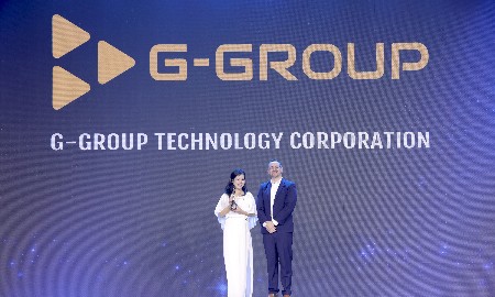 Bà Nguyễn Hồng Hạnh – Giám đốc Nhân sự G-Group nhận cúp vinh danh. Ảnh: G-Group.