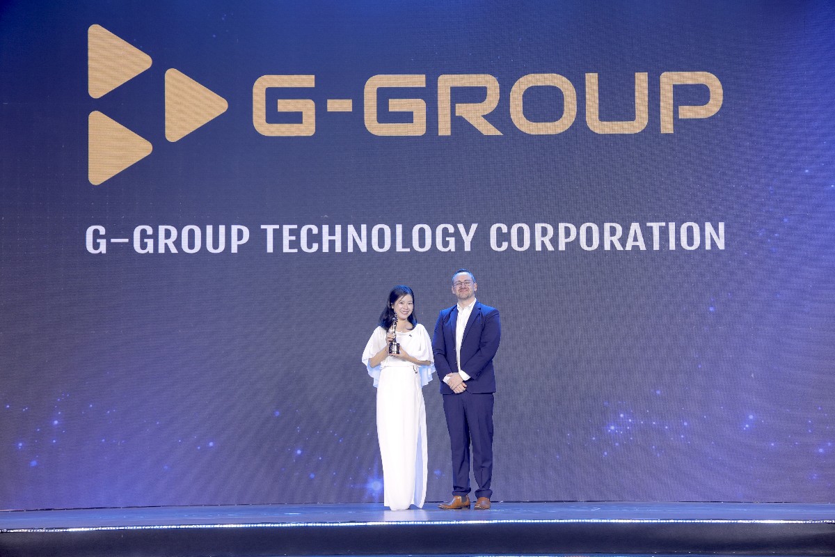 Bà Nguyễn Hồng Hạnh – Giám đốc Nhân sự G-Group nhận cúp vinh danh. Ảnh: G-Group.