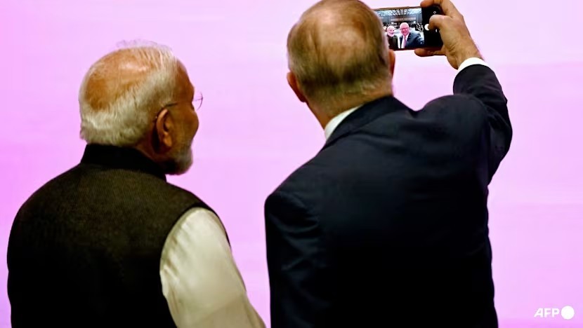 Thủ tướng Australia Anthony Albanese chụp ảnh "selfie" cùng Thủ tướng Narendra Modi tại sự kiện Gặp gỡ doanh nghiệp trong khuôn khổ Lộ trình Kinh tế Australia - Ấn Độ ở Melbourne ngày 9/7/2026. Ảnh: AFP/William West