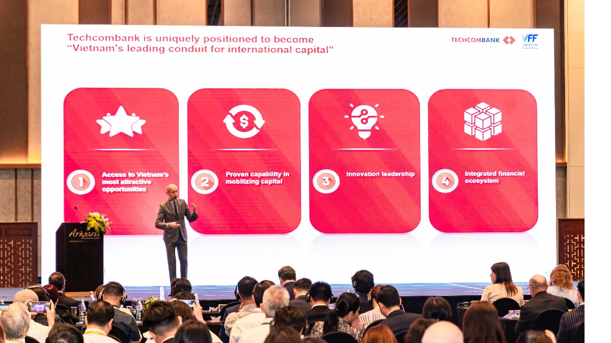 Tổng giám đốc Techcombank, tiến sĩ Jens Lottner tham gia chia sẻ phiên tọa đàm chính với chủ đề “Góc nhìn từ thị trường nội địa về VIFC: Kết nối dòng vốn toàn cầu để thúc đẩy giai đoạn tăng trưởng mới của Việt Nam”. Ảnh: Techcombank.