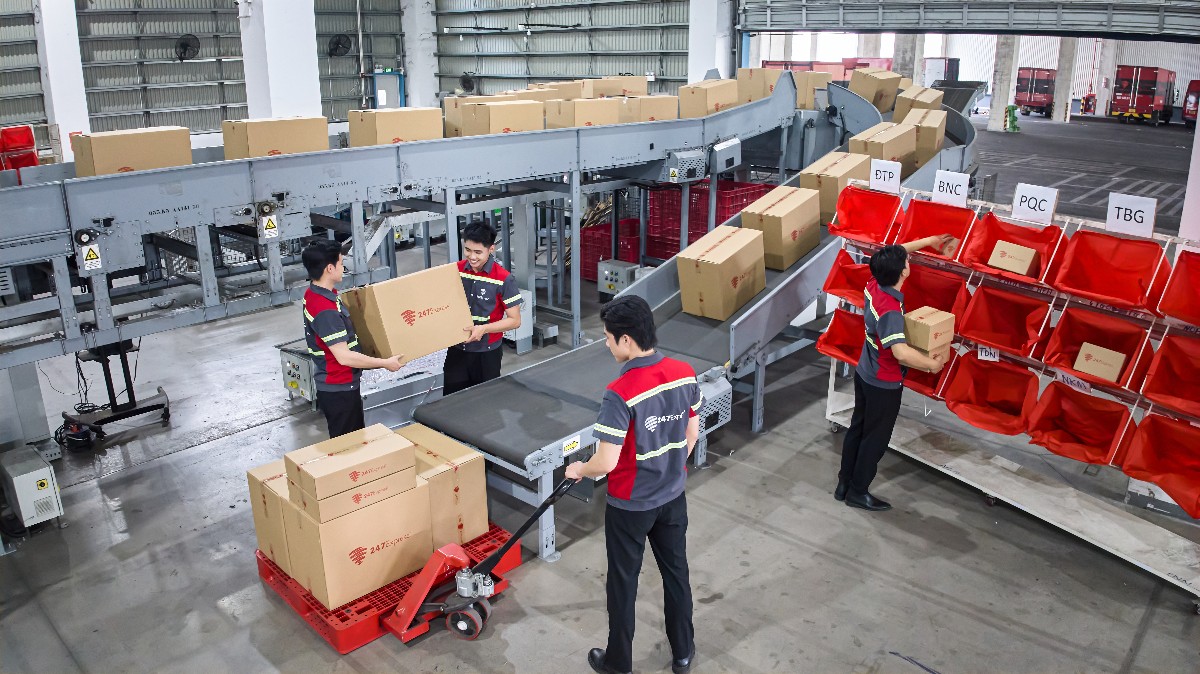 Doanh nghiệp logistics như 247Express không thể chỉ thực hiện vai trò vận chuyển hàng hóa mà cần chuẩn bị năng lực vận hành, dữ liệu và quản trị để thích ứng với những yêu cầu mới. Ảnh: 247Express.