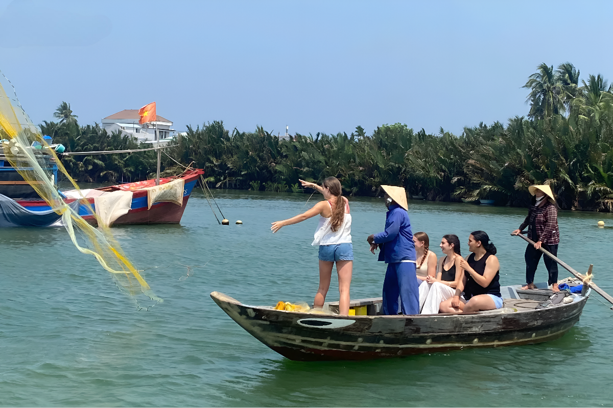 Công nghệ không thể thay thế hoàn toàn tương tác trực tiếp giữa du khách với cộng đồng và điểm đến - yếu tố cốt lõi tạo nên sức hấp dẫn của du lịch.