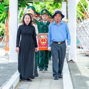 Phó Chủ tịch nước Võ Thị Ánh Xuân cùng các đại biểu di chuyển hài cốt liệt sĩ trước khi thực hiện nghi thức an táng. Ảnh: VGP.