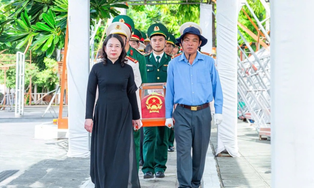 Phó Chủ tịch nước Võ Thị Ánh Xuân cùng các đại biểu di chuyển hài cốt liệt sĩ trước khi thực hiện nghi thức an táng. Ảnh: VGP.
