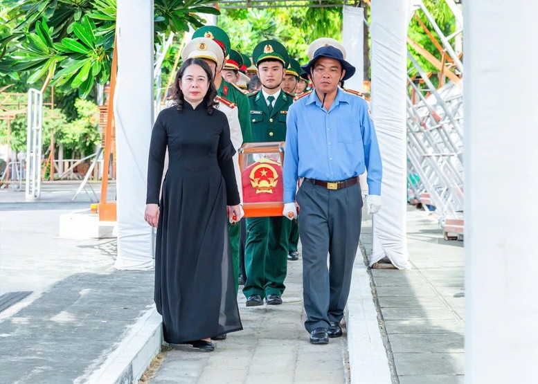 Phó Chủ tịch nước Võ Thị Ánh Xuân cùng các đại biểu di chuyển hài cốt liệt sĩ trước khi thực hiện nghi thức an táng. Ảnh: VGP.