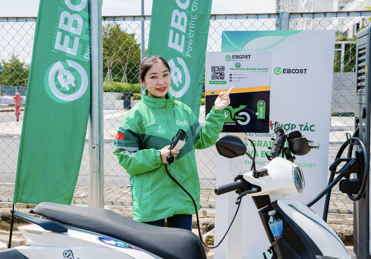 Eboost mang đến các giải pháp sạc linh hoạt cho cả xe máy điện và ô tô điện. Ảnh: Grab.
