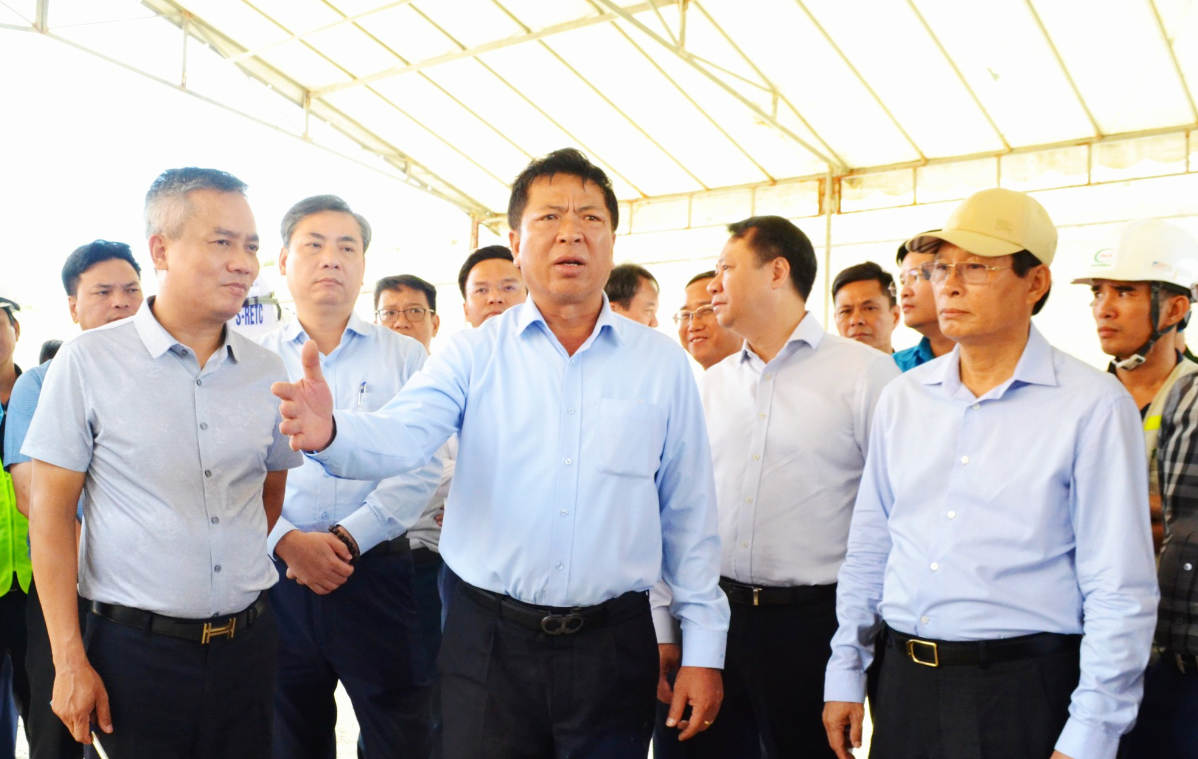 Bộ trưởng Trần Hồng Minh yêu cầu chủ đầu tư, nhà thầu huy động tối đa nhân lực, máy móc, thiết bị và vật tư, "tăng ca, tăng kíp" tổ chức thi công quyết liệt để bảo đảm tiến độ. Ảnh: Trí Đức
