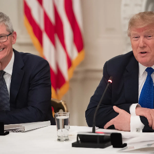 CEO Tim Cook của Apple (trái) trong một cuộc gặp với Tổng thống Mỹ Donald Trump (phải) - Ảnh: Bloomberg.