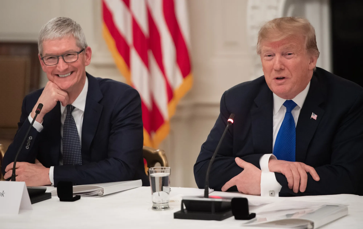CEO Tim Cook của Apple (trái) trong một cuộc gặp với Tổng thống Mỹ Donald Trump (phải) - Ảnh: Bloomberg.
