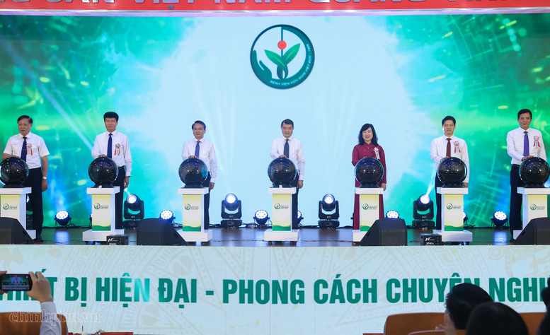 Thủ tướng và các đại biểu ấn nút khai trương hoạt động Bệnh viện Hữu nghị Việt Đức cơ sở Ninh Bình. Ảnh: VGP/Nhật Bắc.