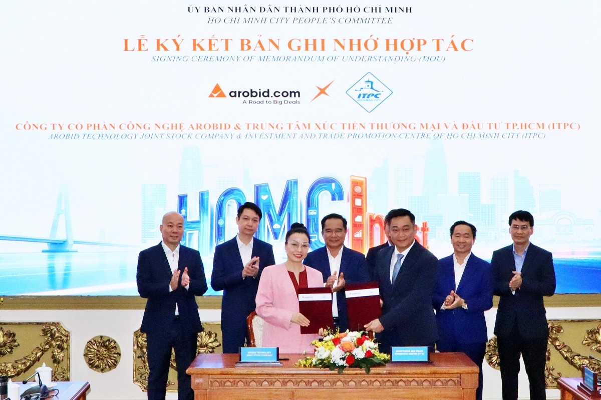 Đại diện Trung tâm Xúc tiến Thương mại và Đầu tư TP.Hồ Chí Minh và Công ty Cổ phần Công nghệ Arobid tiến hành ký kết Bản ghi nhớ hợp tác