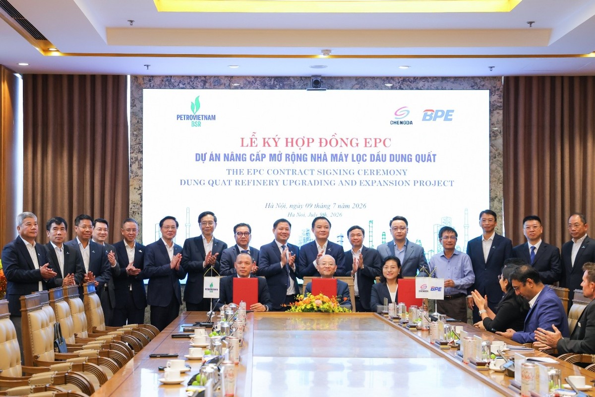 Dưới sự chứng kiến của lãnh đạo Bộ ban ngành Trung ương, tỉnh Quảng Ngãi và Petrovietnam; Ban Quản lý Dự án NCMR NMLD Dung Quất - trực thuộc BSR ký hợp đồng EPC với Liên danh nhà thầu.