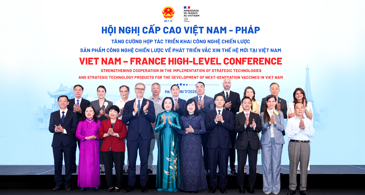 Hội nghị cấp cao với sự tham dự của lãnh đạo Đảng, Nhà nước, Chính phủ, Quốc hội; lãnh đạo các ban, bộ, ngành Trung ương; Bộ Y tế Việt Nam; Đại sứ quán Cộng hòa Pháp tại Việt Nam; đại diện Tổ chức Y tế Thế giới (WHO), Quỹ Nhi đồng Liên Hợp Quốc (UNICEF); các chuyên gia, nhà khoa học, Tập đoàn Dược phẩm Sanofi và Công ty Vắc xin Việt Nam (VNVC).