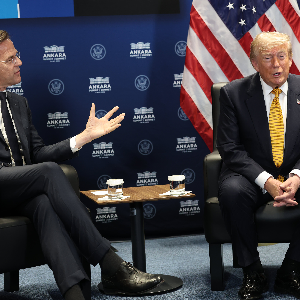 Tổng thống Mỹ Donald Trump (Phải) và Tổng thư ký NATO Mark Rutte tại họp báo ở Ankara, Thổ Nhĩ Kỳ ngày thứ Tư (8/7) - Ảnh: Getty Images