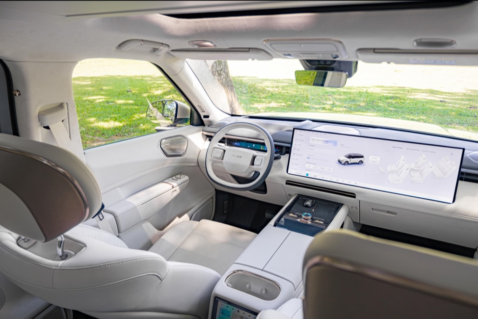 Không gian vị trí người lái trên mẫu SUV cao cấp. Ảnh: Lynk & Co.