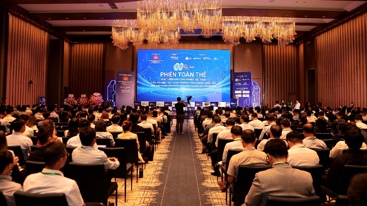 Phiên toàn thể Diễn đàn Phát triển Khu công nghiệp Việt Nam 2026 thu hút khoảng 800 đại biểu.