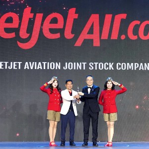 Năm nay, Vietjet đồng thời lần đầu tiên được trao giải “Đa dạng, Bình đẳng và Hòa nhập” (HR Asia Diversity, Equity & Inclusion Awards). Ảnh: Vietjet.