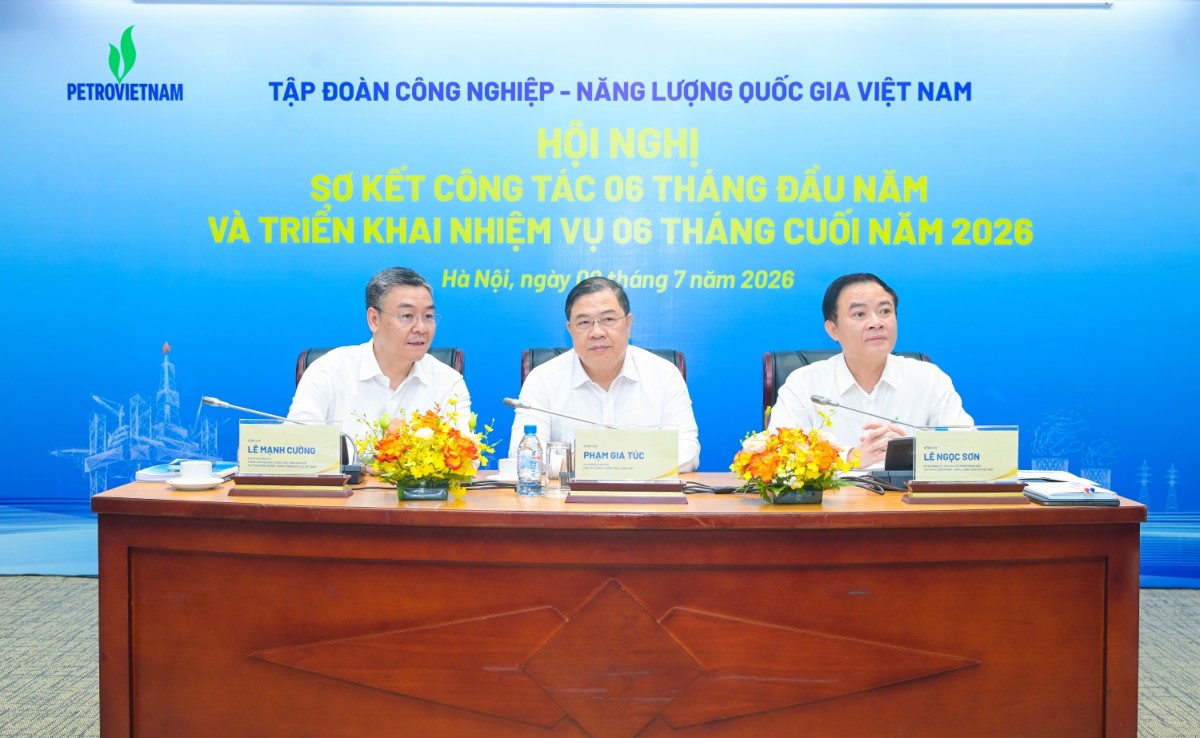 Phó Thủ tướng thường trực Phạm Gia Túc, Chủ tịch HĐTV Petrovietnam Lê Ngọc Sơn, Tổng Giám đốc Petrovietnam Lê Mạnh Cường chủ trì Hội nghị. Ảnh: Petrovietnam.
