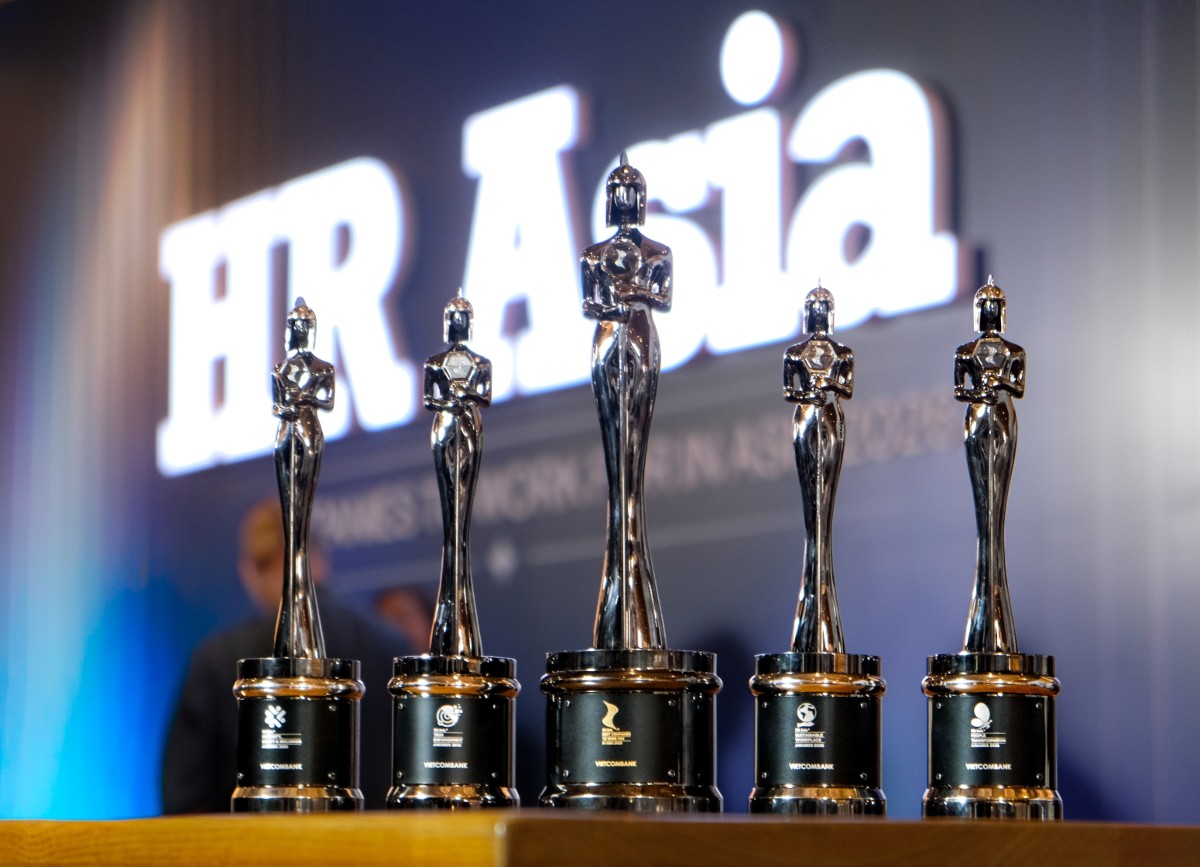 Những chiếc cúp danh giá - minh chứng cho cam kết bền vững của Vietcombank trong việc xây dựng môi trường làm việc lý tưởng và hạnh phúc cho cán bộ nhân viên. Ảnh: VCB.