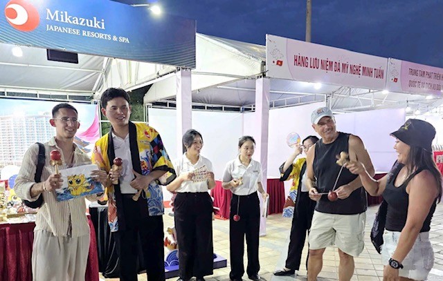 Du khách trong nước và quốc tế giao lưu tại các gian trưng bày hàng truyền thống của Nhật Bản.