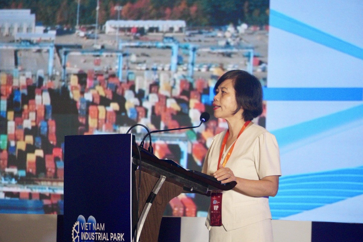 Bà Nguyễn Thị Bích Dung, Phó Trưởng ban Quản lý Khu kinh tế Hải Phòng, trình bày tham luận tại sự kiện. Ảnh: Huỳnh Dũng