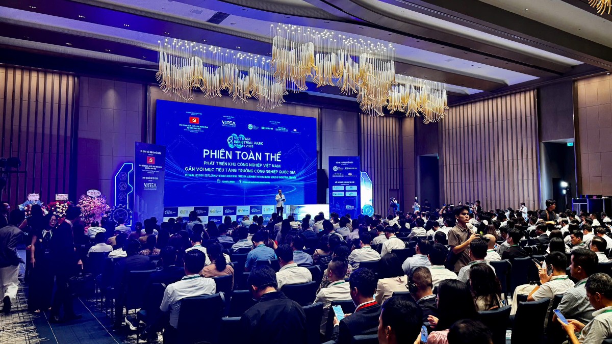 Phiên toàn thể Diễn đàn phát triển khu công nghiệp Việt Nam 2026 xác định khu công nghiệp cần chuyển từ mô hình cung cấp mặt bằng sạch sang phát triển theo hướng xanh, thông minh.
