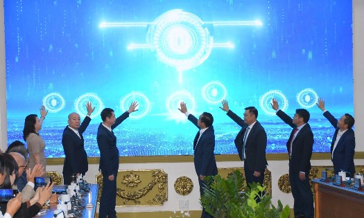 Delegates perform the launching ceremony for HCMCInvest.