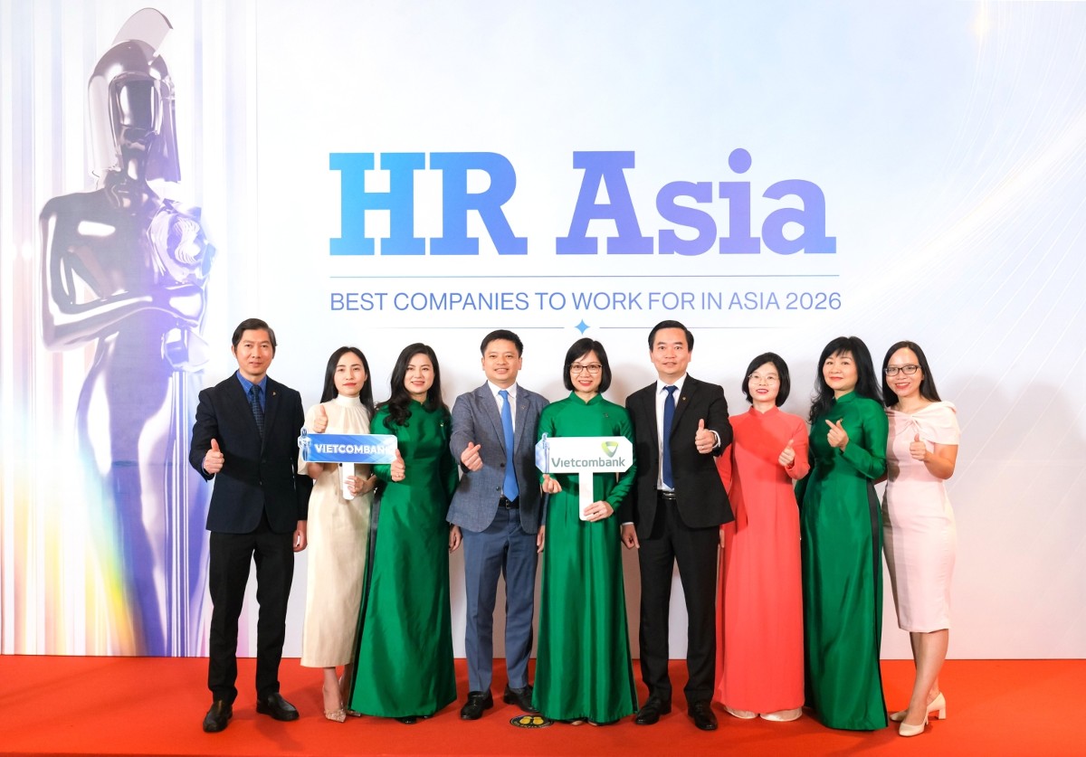 Các đại biểu Vietcombank tham dự Lễ trao giải thưởng HRAA 2026 chụp ảnh lưu niệm tại sự kiện. Ảnh: VCB.