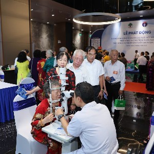 Chăm sóc sức khỏe cho người cao tuổi. Ảnh: Tuấn Dũng.