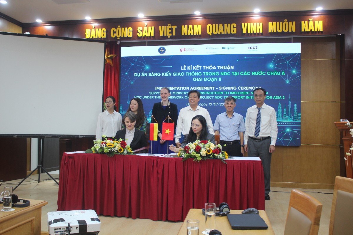Ký kết thỏa thuận triển khai Dự án NDC-TIA II giữa Học viện Chiến lược, bồi dưỡng cán bộ xây dựng và Tổ chức Hợp tác Quốc tế Đức (GIZ). Ảnh: Chu Khôi.