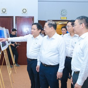 Chủ tịch HĐTV Petrovietnam Lê Ngọc Sơn giới thiệu với Phó Thủ tướng Thường trực Phạm Gia Túc về những công trình, dự án nổi bật của Petrovietnam. Ảnh: Petrovietnam.