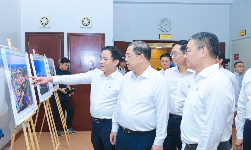 Chủ tịch HĐTV Petrovietnam Lê Ngọc Sơn giới thiệu với Phó Thủ tướng Thường trực Phạm Gia Túc về những công trình, dự án nổi bật của Petrovietnam. Ảnh: Petrovietnam.