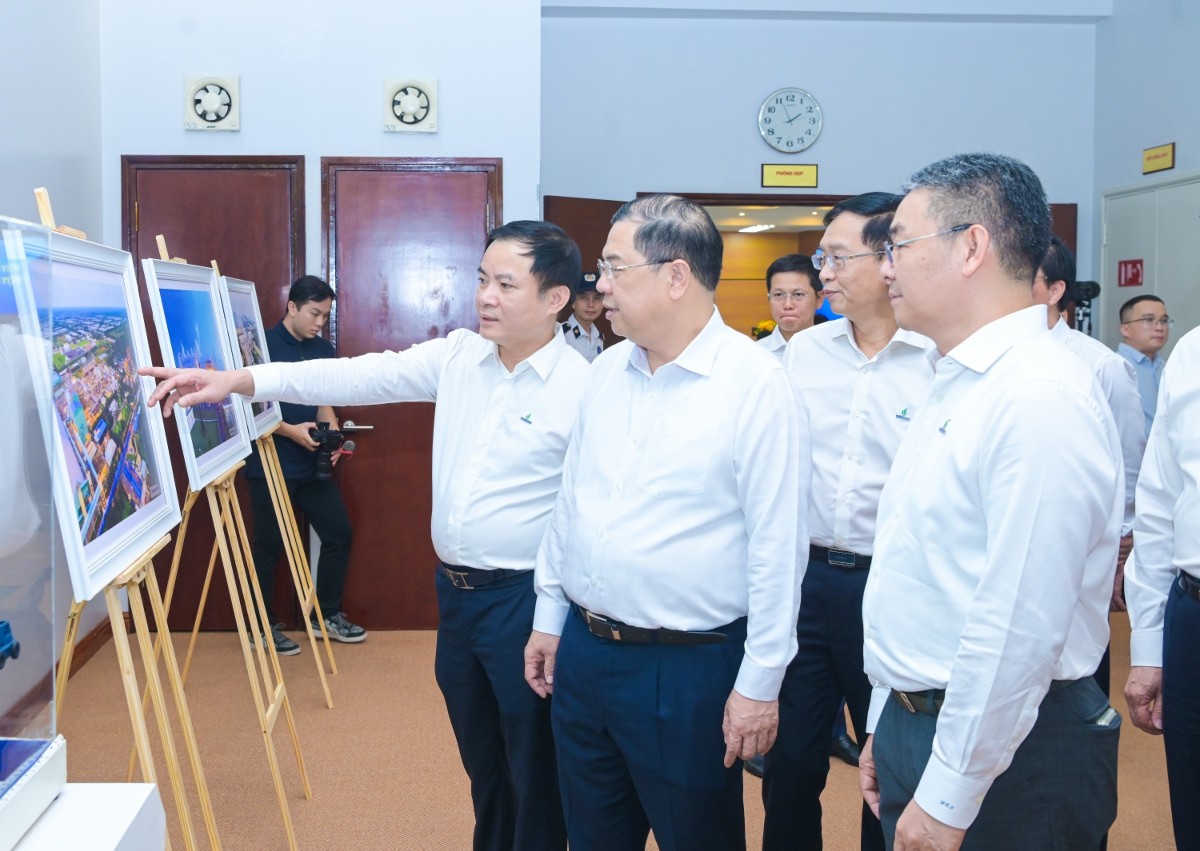 Chủ tịch HĐTV Petrovietnam Lê Ngọc Sơn giới thiệu với Phó Thủ tướng Thường trực Phạm Gia Túc về những công trình, dự án nổi bật của Petrovietnam. Ảnh: Petrovietnam.