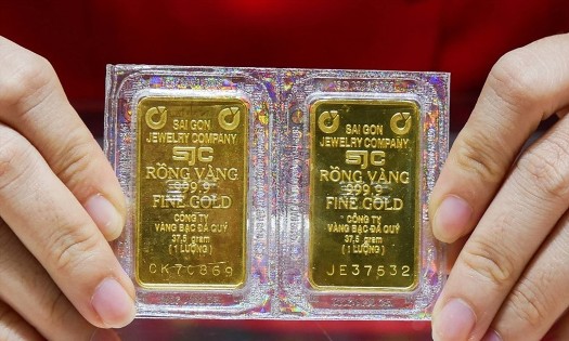Giá vàng miếng SJC đồng loạt tăng 900 nghìn đồng/lượng mỗi chiều.