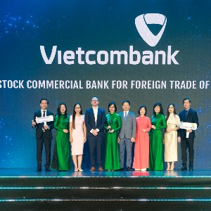Bà Tô Thị Phương Dung - Trưởng Phòng Chính sách & Kế hoạch nhân sự đại diện Vietcombank nhận cúp