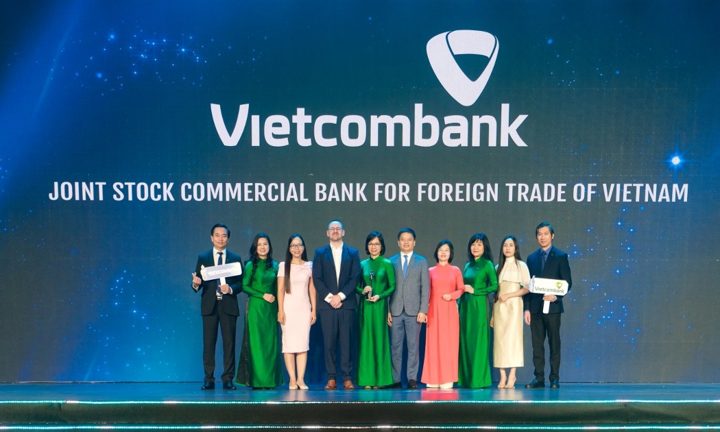 Bà Tô Thị Phương Dung - Trưởng Phòng Chính sách & Kế hoạch nhân sự đại diện Vietcombank nhận cúp