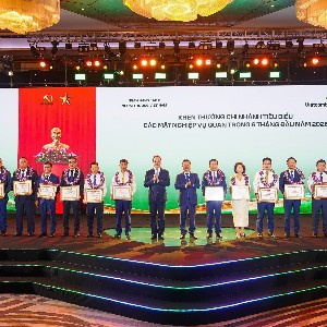 Đồng chí Nguyễn Thanh Tùng - Bí thư Đảng ủy, Chủ tịch HĐQT Vietcombank (thứ 8 từ phải sang) tặng giấy khen và đ/c Lê Quang Vinh - Phó Bí thư Đảng ủy, Thành viên HĐQT, Tổng Giám đốc Vietcombank (thứ 9 từ phải sang) trao hoa chúc mừng cho 15 chi nhánh tiêu biểu trong hoạt động kinh doanh 6 tháng đầu năm 2026. Ảnh: Vietcombank.