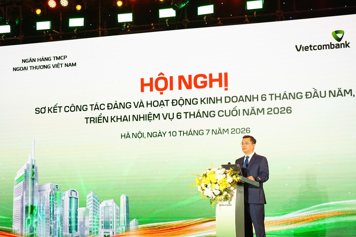 Đồng chí Nguyễn Thanh Tùng - Đại biểu Quốc hội khóa XVI, Bí thư Đảng ủy, Chủ tịch HĐQT Vietcombank phát biểu khai mạc hội nghị. Ảnh: Vietcombank.