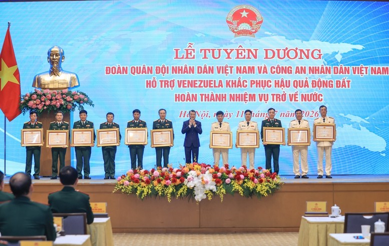 Thủ tướng Lê Minh Hưng trao Huân chương Bảo vệ Tổ quốc hạng Nhì, hạng Ba cho các tập thể tại lễ tuyên dương - Ảnh VGP