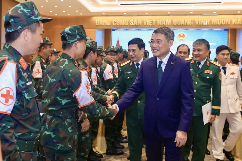 Thủ tướng Lê Minh Hưng, Đại tướng Phan Văn Giang, Ủy viên Bộ Chính trị, Phó Thủ tướng Chính phủ, Bộ trưởng Bộ Quốc phòng và các cán bộ, chiến sĩ tại lễ tuyên dương - Ảnh: VGP