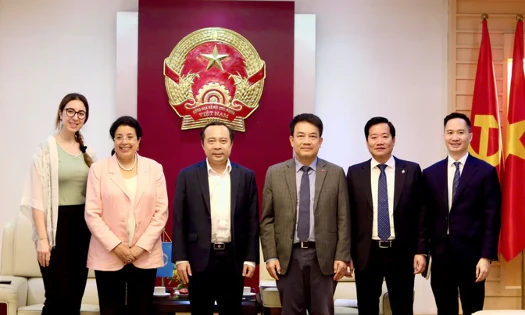 Minister of Science and Technology Vu Hai Quan (third, left) receives Ms. Najat Mokhtar (second, left), Deputy Director General of the IAEA on July 9. (Photo mst.gov.vn)
