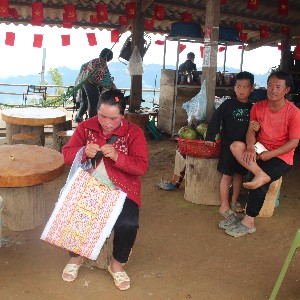 Vợ chồng ông Thào A Tủa trong quán hàng của gia đình. Ảnh: Chu Khôi.